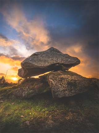 Fechas, información, programa, cartel, imágenes, mapa y ubicación de Petroglifo Trono da Raíña  en  Teo