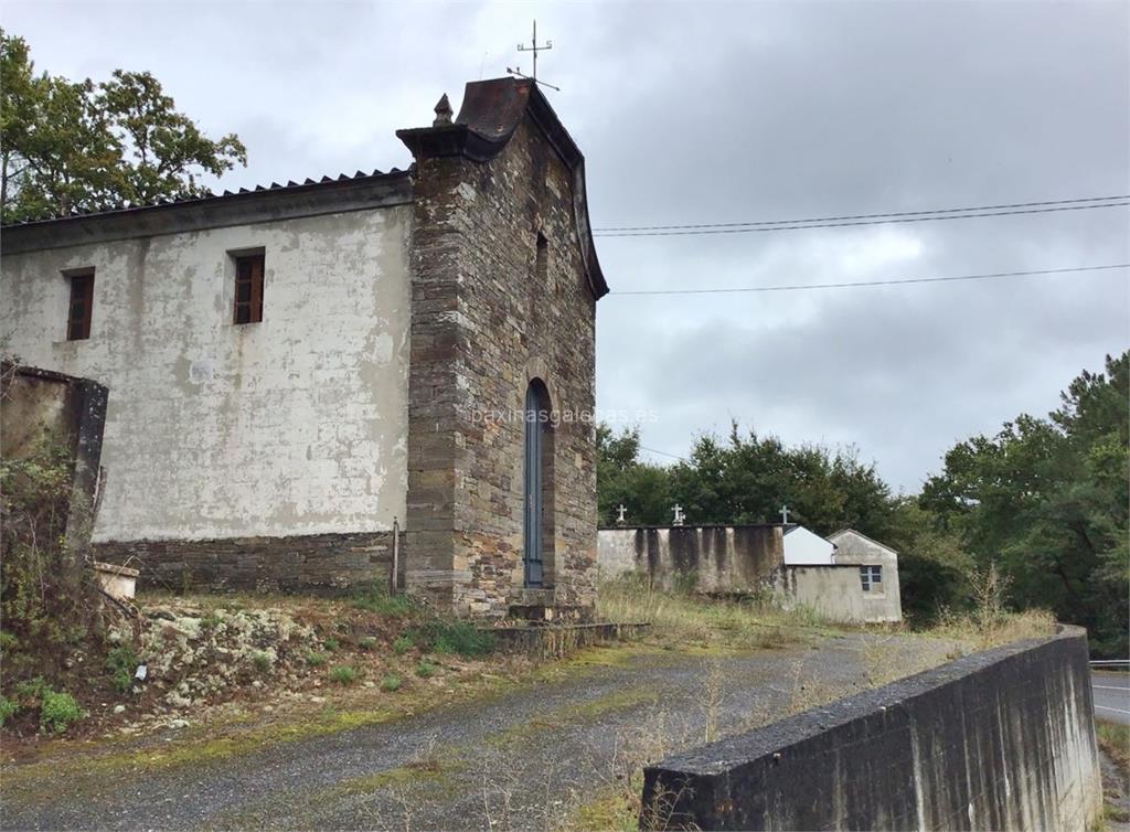 imagen principal Iglesia y Cementerio de San Juan de Loio